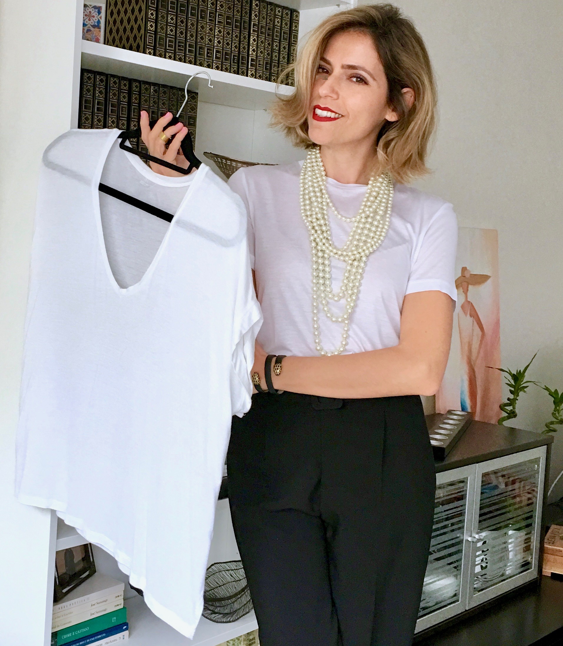 5 Ways To Make A White T-Shirt Look Cool_acessories
