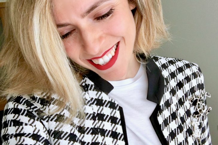 5 Ways To Make A White T-Shirt Look Cool_makeup